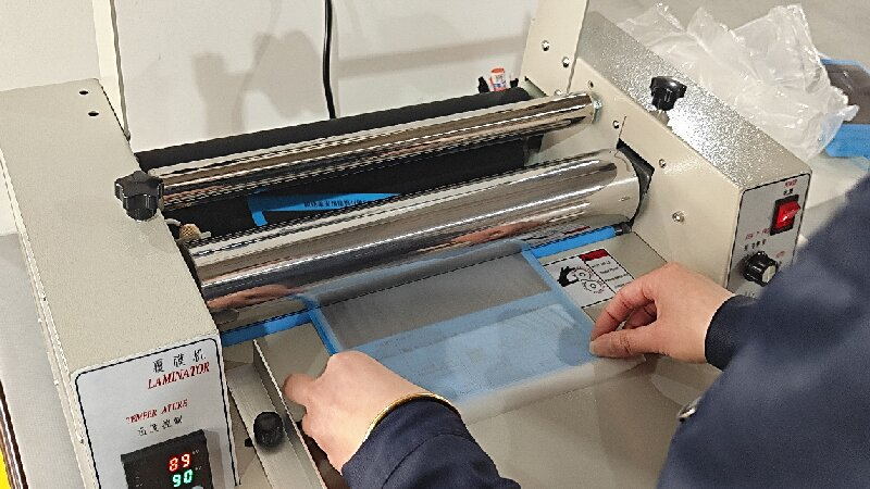 Drei Faktoren beeinflussen die Thermolaminierfolie: Temperatur, Geschwindigkeit und Druck.