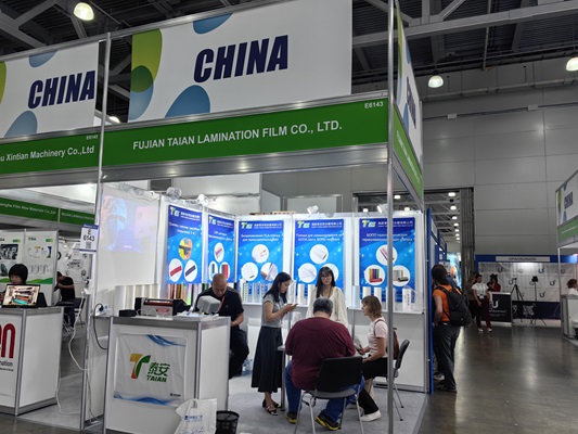 Fujian Taian leuchtet in Rosupack 2025 in Moskau, Russland